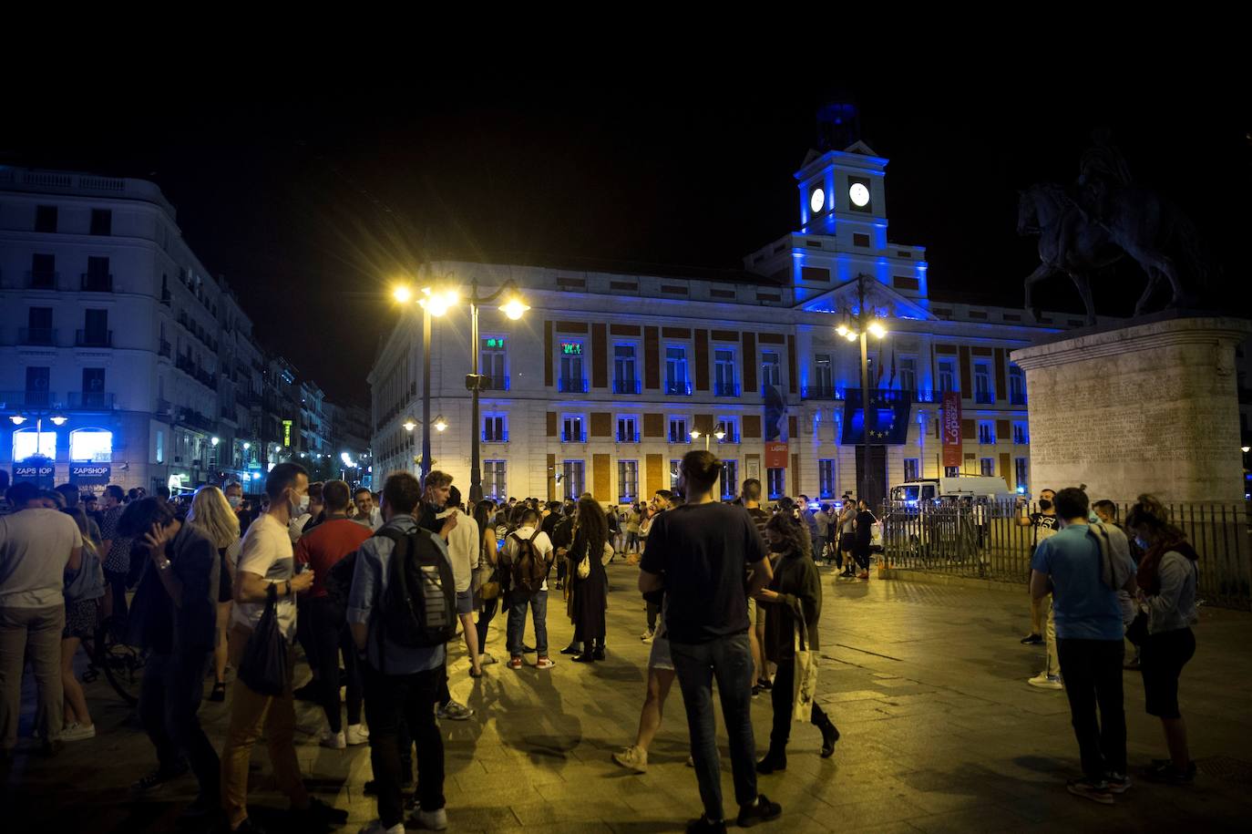 En Barcelona y Madrid muchos jóvenes no se han resistido a celebrar el fin de seis meses de estado de alarma y han salido a las calles como si se tratara de una típica Nochevieja. Las aglomeraciones y la falta de distancia han sido la tónica de estas 'fiestas'.