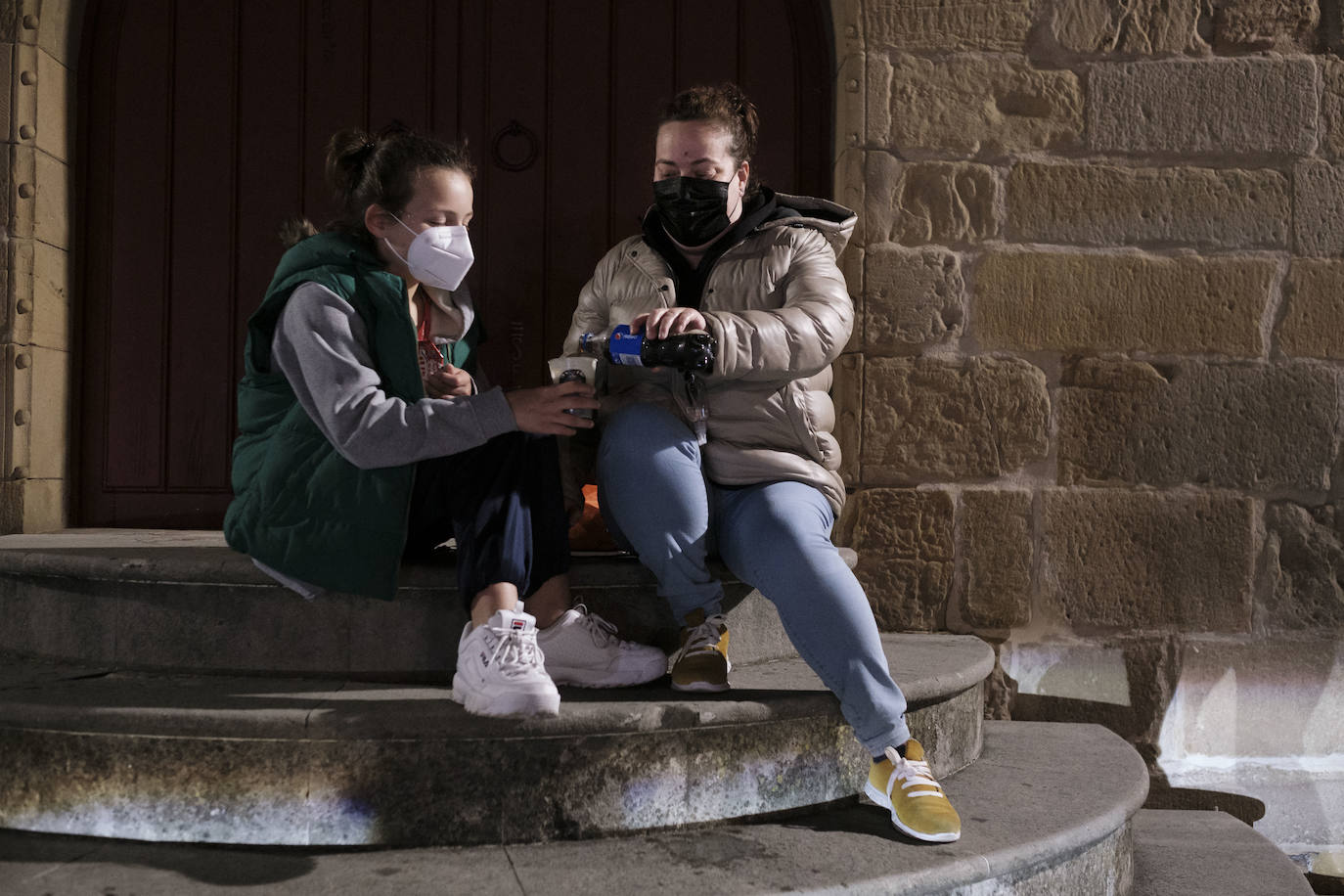 Algunos se animaron a disfrutar en la calle de la primera noche sin toque de queda, pero lo que se vivió en Asturias no tiene nada que ver con las celebraciones multitudinarias que se han dado en otros puntos de España. De hecho, se vieron muchas calles vacías en Gijón y Oviedo.