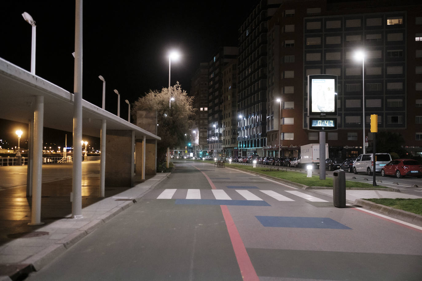 Algunos se animaron a disfrutar en la calle de la primera noche sin toque de queda, pero lo que se vivió en Asturias no tiene nada que ver con las celebraciones multitudinarias que se han dado en otros puntos de España. De hecho, se vieron muchas calles vacías en Gijón y Oviedo.