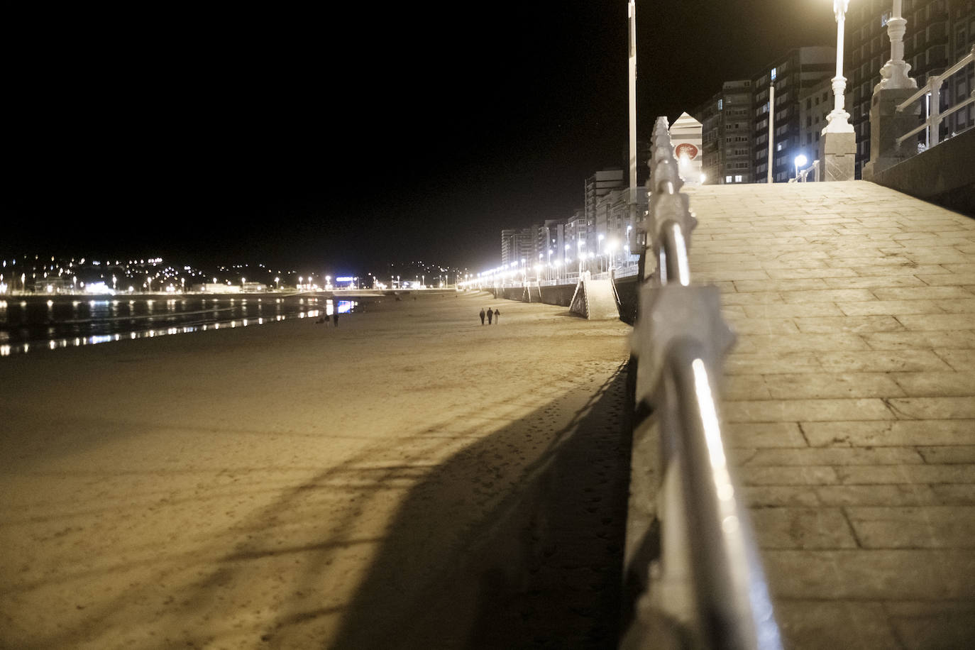 Algunos se animaron a disfrutar en la calle de la primera noche sin toque de queda, pero lo que se vivió en Asturias no tiene nada que ver con las celebraciones multitudinarias que se han dado en otros puntos de España. De hecho, se vieron muchas calles vacías en Gijón y Oviedo.