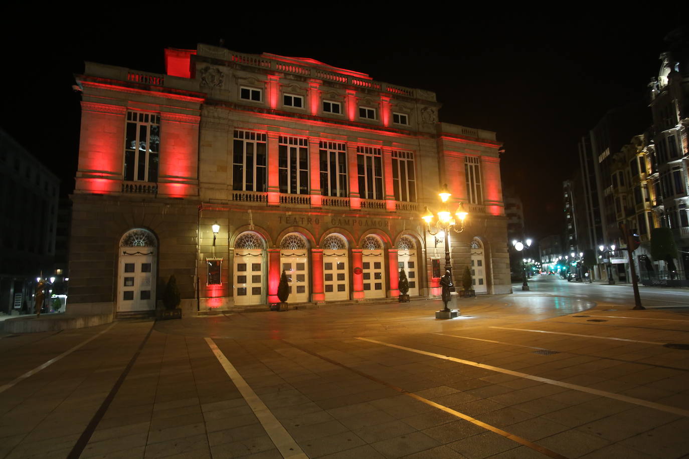 Algunos se animaron a disfrutar en la calle de la primera noche sin toque de queda, pero lo que se vivió en Asturias no tiene nada que ver con las celebraciones multitudinarias que se han dado en otros puntos de España. De hecho, se vieron muchas calles vacías en Gijón y Oviedo.