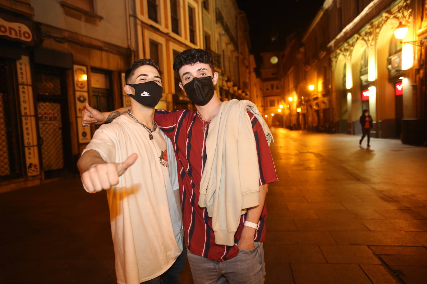 Algunos se animaron a disfrutar en la calle de la primera noche sin toque de queda, pero lo que se vivió en Asturias no tiene nada que ver con las celebraciones multitudinarias que se han dado en otros puntos de España. De hecho, se vieron muchas calles vacías en Gijón y Oviedo.