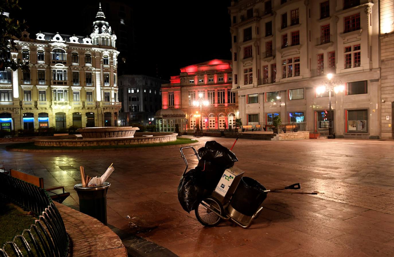 Algunos se animaron a disfrutar en la calle de la primera noche sin toque de queda, pero lo que se vivió en Asturias no tiene nada que ver con las celebraciones multitudinarias que se han dado en otros puntos de España. De hecho, se vieron muchas calles vacías en Gijón y Oviedo.