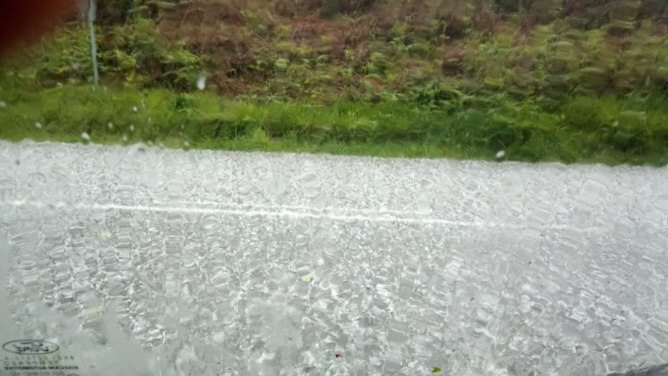 Las lluvias serán protagonistas durante toda esta semana en Asturias. La región ha vivido un lunes lluvioso, con cielos cubiertos que han dejado granizo en algunos puntos el interior. 