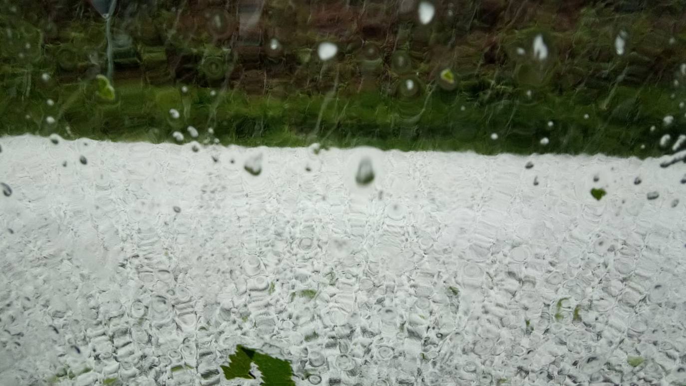 Las lluvias serán protagonistas durante toda esta semana en Asturias. La región ha vivido un lunes lluvioso, con cielos cubiertos que han dejado granizo en algunos puntos el interior. 