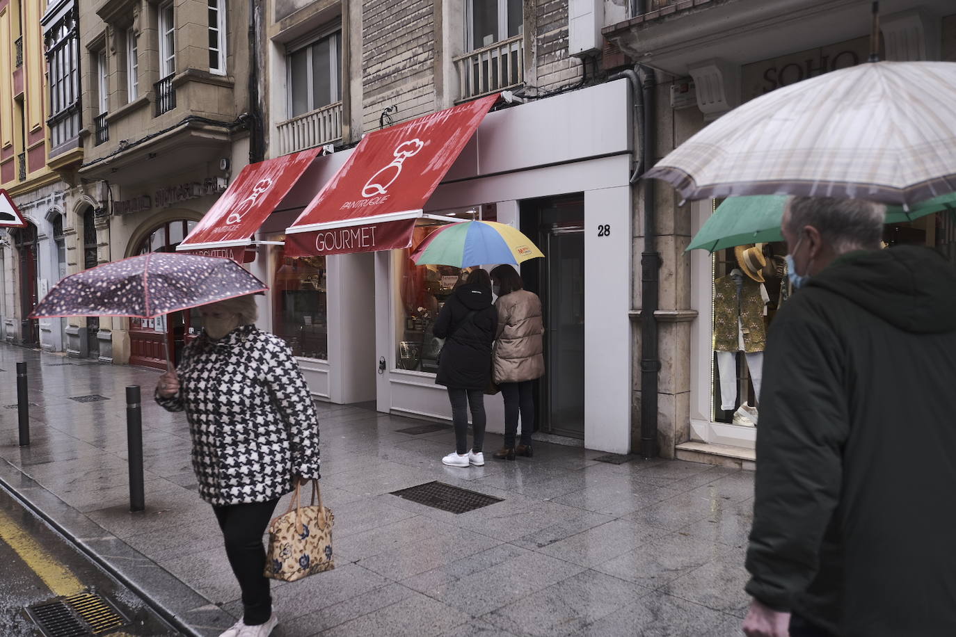 Las lluvias serán protagonistas durante toda esta semana en Asturias. La región ha vivido un lunes lluvioso, con cielos cubiertos que han dejado granizo en algunos puntos el interior. 