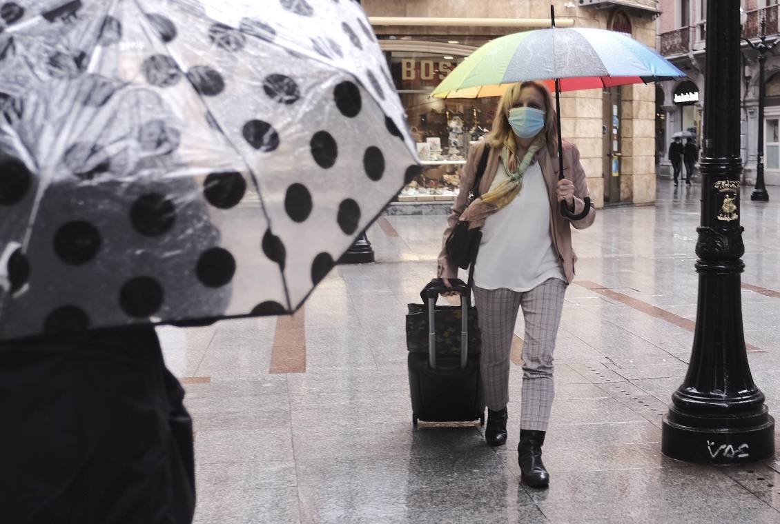 Las lluvias serán protagonistas durante toda esta semana en Asturias. La región ha vivido un lunes lluvioso, con cielos cubiertos que han dejado granizo en algunos puntos el interior. 