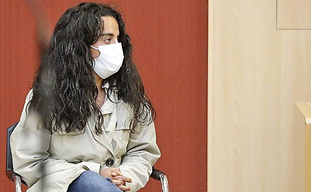 La acusada por el crimen del bebé de Nuevo Roces, en la sala de vistas.