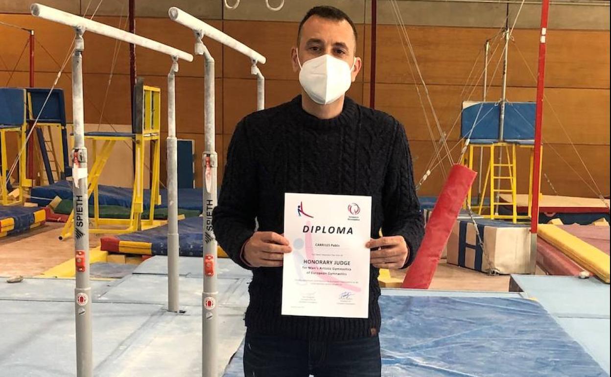 Pablo Carriles, con su diploma en el CAR de Madrid.