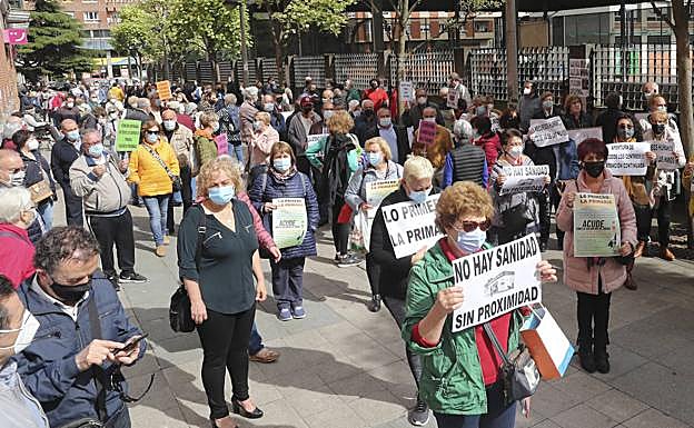 Los usuarios ven «insuficientes» las 18 consultas presenciales diarias de los médicos de familia
