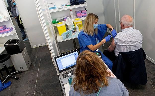 En la imagen, punto de vacunación en Cataluña; en el vídeo, Pedro Sánchez, en Grecia, tras reunirse con el primer ministro de la República Helénica, Kyriakos Mitsotakis.