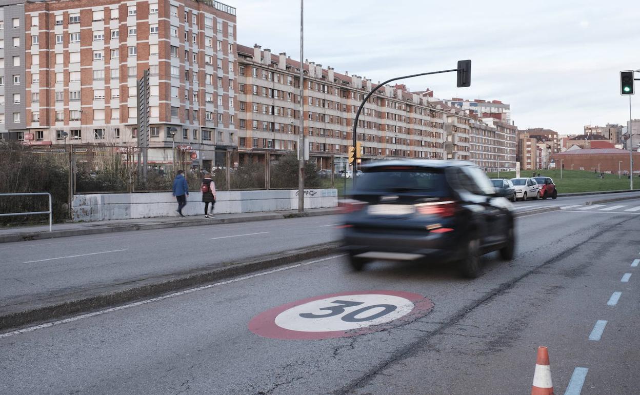 Vía con límite a 30 en la calle Sanz Crespo de Gijón