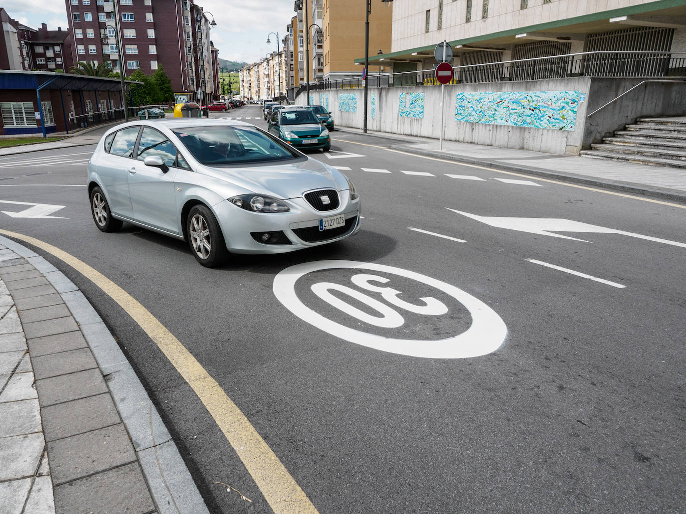 Asturias estrena este martes los nuevos límites de velocidad. A partir de ahora, en todas las calles de las ciudades asturianas con un solo carril por sentido se establece una velocidad máxima de 30 kilómetros por hora, en cumplimiento del nuevo Reglamento de Circulación promovido por la Dirección General de Tráfico. 