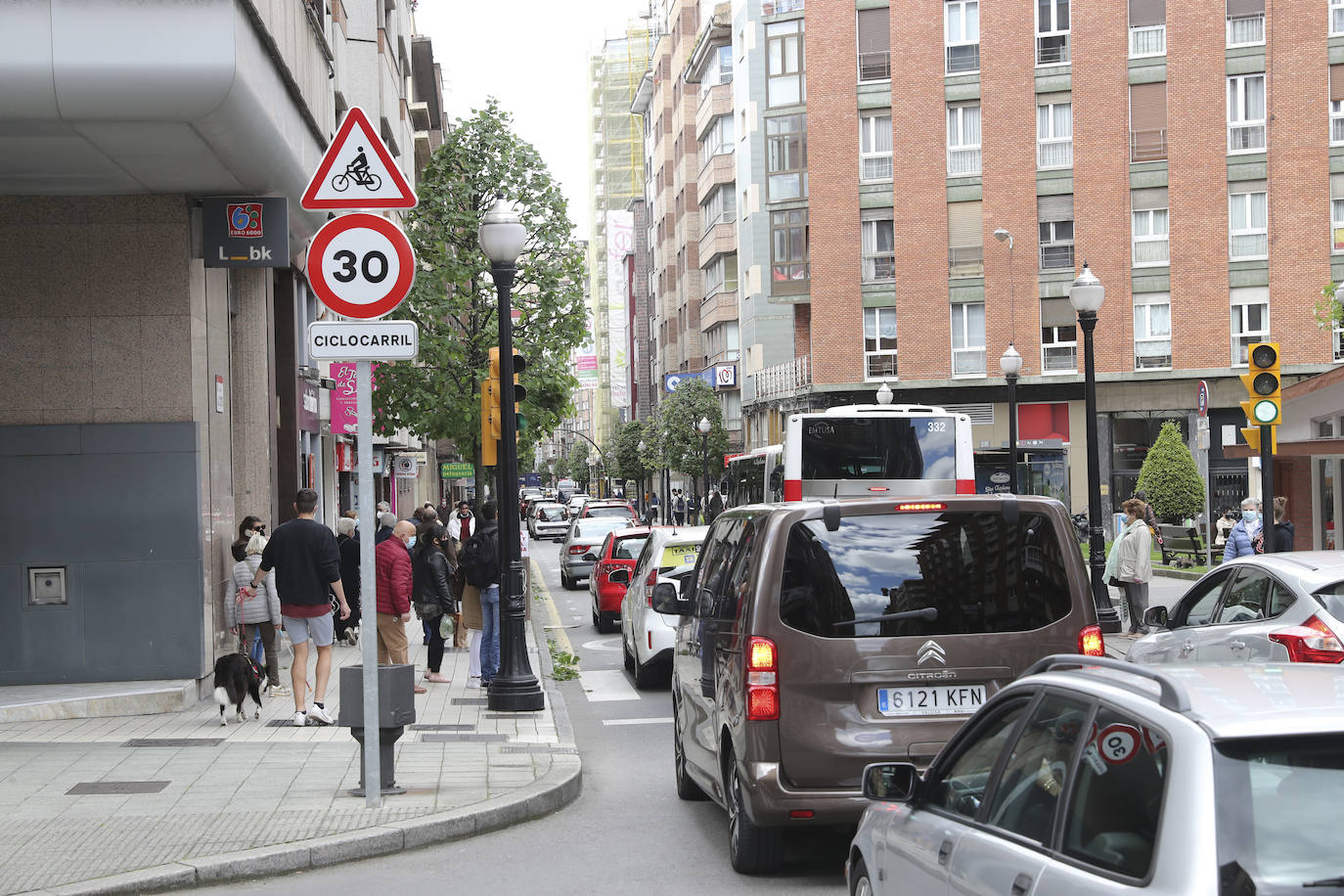 Asturias estrena este martes los nuevos límites de velocidad. A partir de ahora, en todas las calles de las ciudades asturianas con un solo carril por sentido se establece una velocidad máxima de 30 kilómetros por hora, en cumplimiento del nuevo Reglamento de Circulación promovido por la Dirección General de Tráfico. 