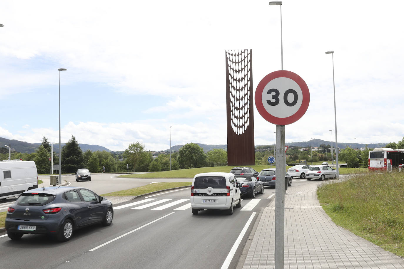 Asturias estrena este martes los nuevos límites de velocidad. A partir de ahora, en todas las calles de las ciudades asturianas con un solo carril por sentido se establece una velocidad máxima de 30 kilómetros por hora, en cumplimiento del nuevo Reglamento de Circulación promovido por la Dirección General de Tráfico. 