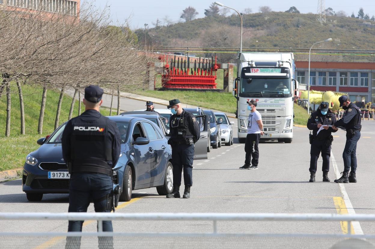 La Policía Nacional registró el pasado mes de marzo las instalaciones de Alu Ibérica en Avilés. 