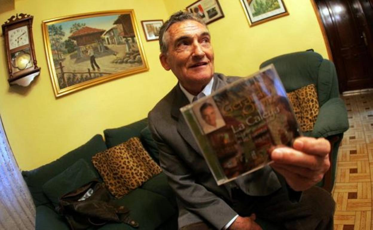 Gerardo Orviz, en su domicilio, con la carátula del disco que presentó en 2004, 'La Caleya'. 