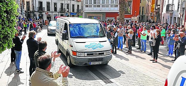 En la protesta también participaron varios proveedores y distribuidores, quienes atravesaron la villa formando una caravana. 