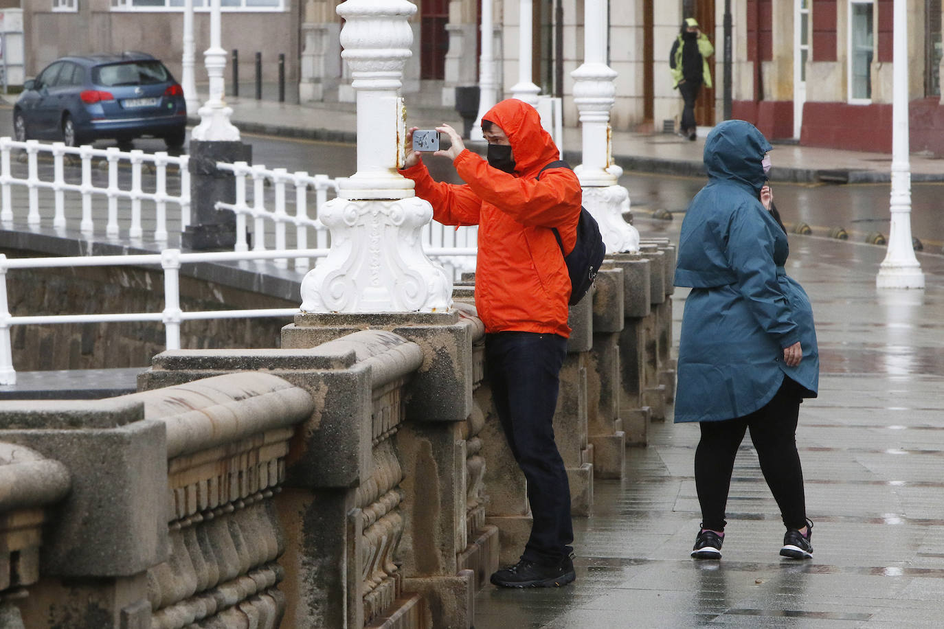 El fuerte viento sorprendió este miércoles a los gijoneses, llegándose a alcanzar rachas de 72 kilómetros por hora. Esto obligó a cerrar el parque Isabel La Católica. A ello se le añaden las lluvias, débiles pero constantes durante la jornada.