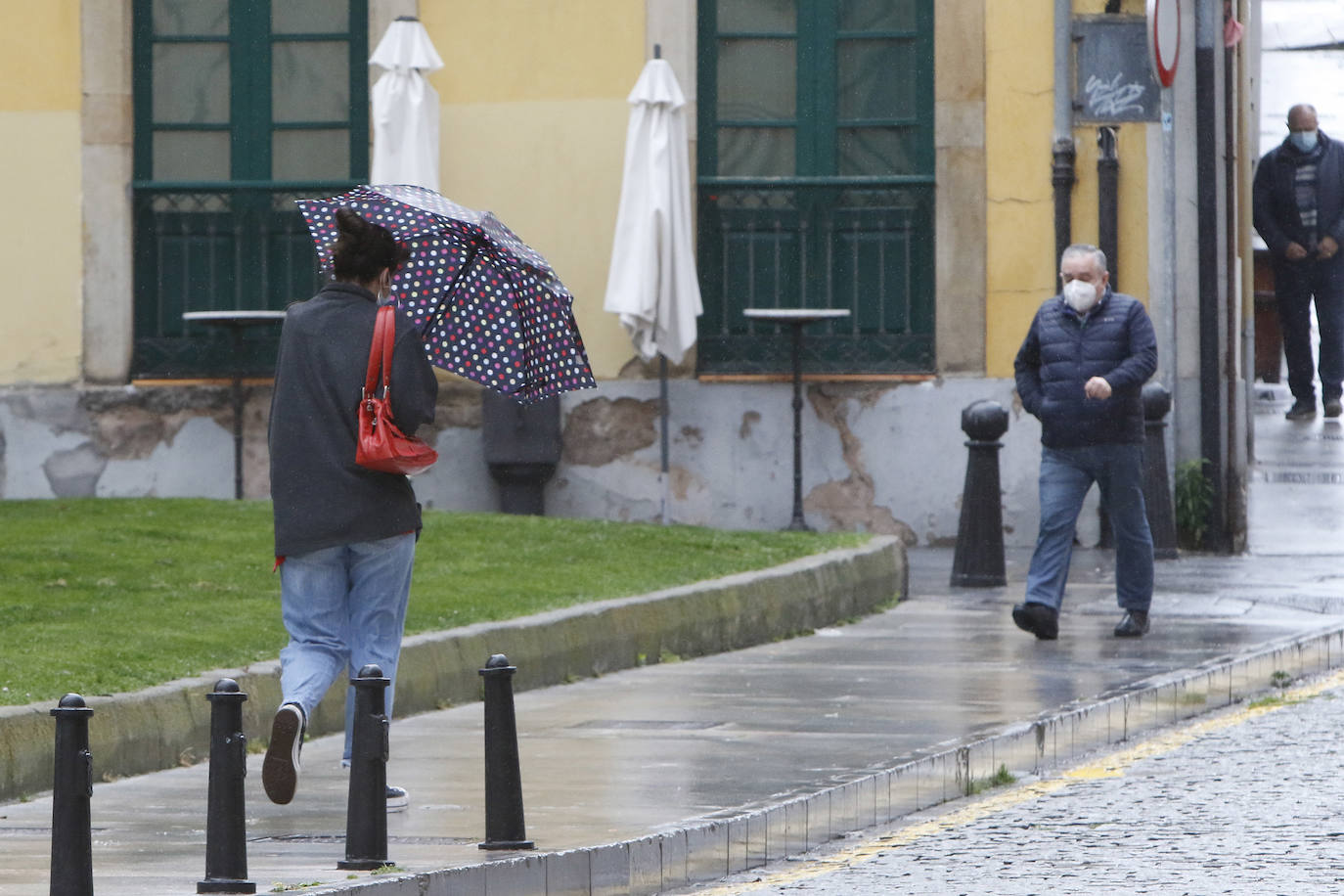 El fuerte viento sorprendió este miércoles a los gijoneses, llegándose a alcanzar rachas de 72 kilómetros por hora. Esto obligó a cerrar el parque Isabel La Católica. A ello se le añaden las lluvias, débiles pero constantes durante la jornada.
