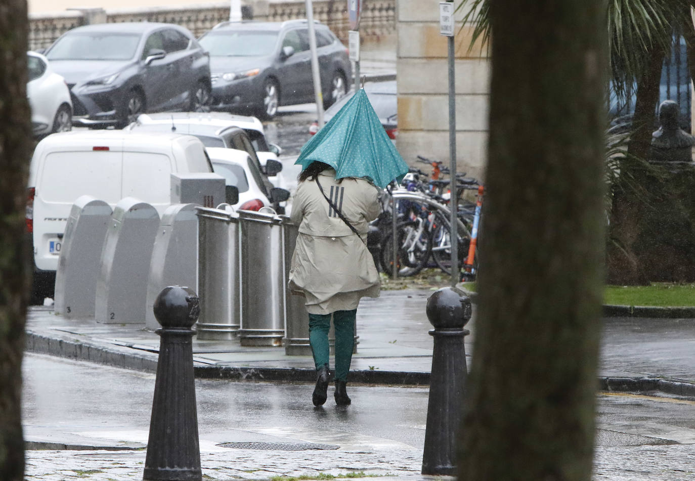 El fuerte viento sorprendió este miércoles a los gijoneses, llegándose a alcanzar rachas de 72 kilómetros por hora. Esto obligó a cerrar el parque Isabel La Católica. A ello se le añaden las lluvias, débiles pero constantes durante la jornada.