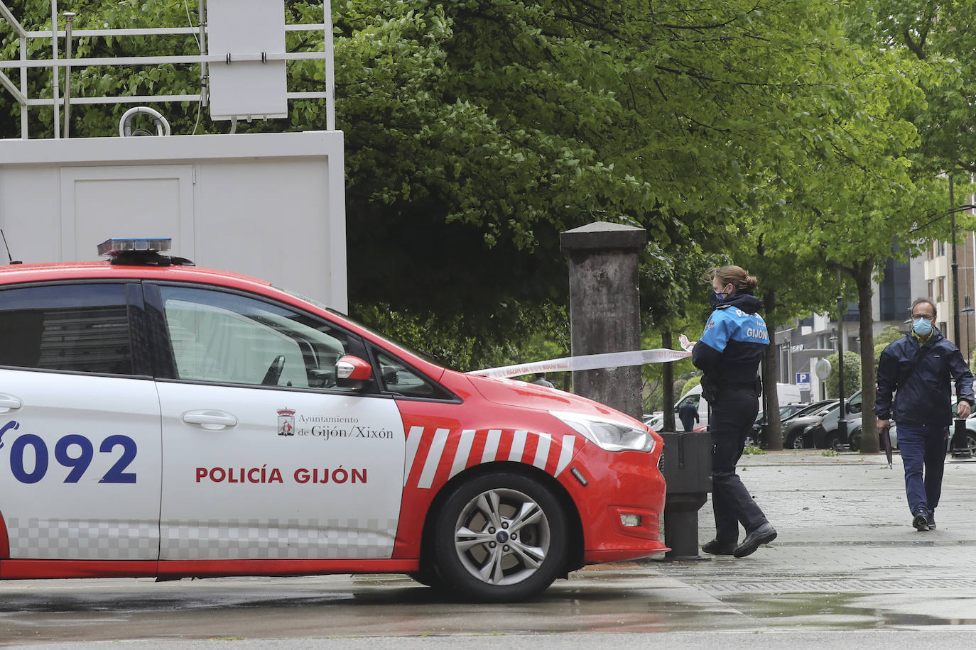 El fuerte viento sorprendió este miércoles a los gijoneses, llegándose a alcanzar rachas de 72 kilómetros por hora. Esto obligó a cerrar el parque Isabel La Católica. A ello se le añaden las lluvias, débiles pero constantes durante la jornada.