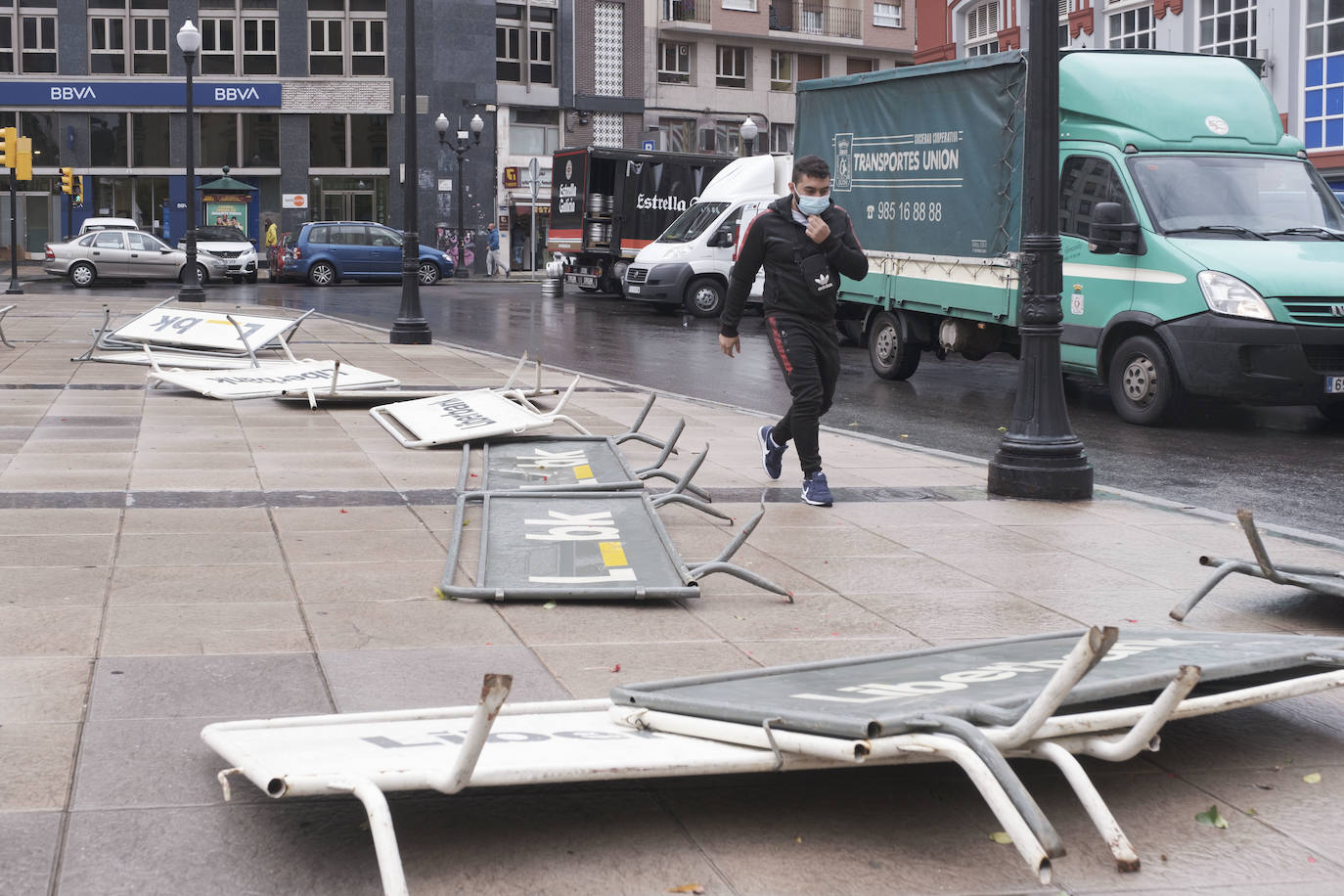 El fuerte viento sorprendió este miércoles a los gijoneses, llegándose a alcanzar rachas de 72 kilómetros por hora. Esto obligó a cerrar el parque Isabel La Católica. A ello se le añaden las lluvias, débiles pero constantes durante la jornada.