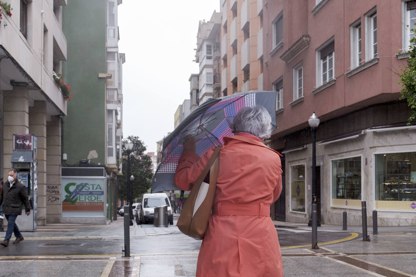 El fuerte viento sorprendió este miércoles a los gijoneses, llegándose a alcanzar rachas de 72 kilómetros por hora. Esto obligó a cerrar el parque Isabel La Católica. A ello se le añaden las lluvias, débiles pero constantes durante la jornada.