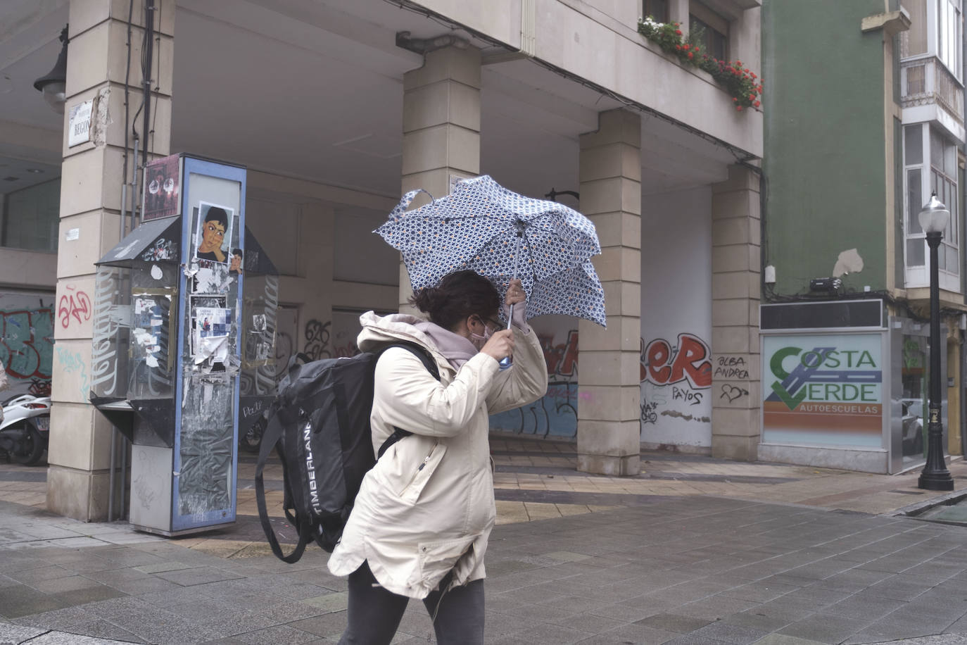 El fuerte viento sorprendió este miércoles a los gijoneses, llegándose a alcanzar rachas de 72 kilómetros por hora. Esto obligó a cerrar el parque Isabel La Católica. A ello se le añaden las lluvias, débiles pero constantes durante la jornada.