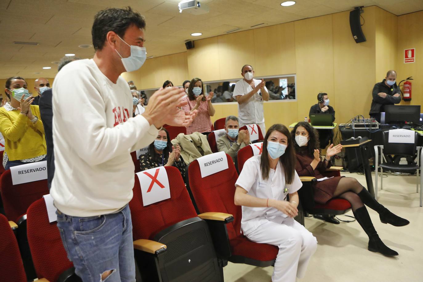 El Día Internacional de la Enfermería se ha celebrado esta mañana un acto con asistencia restringida por la pandemia en el salón de actos del HUCA y en el de Cabueñes.
