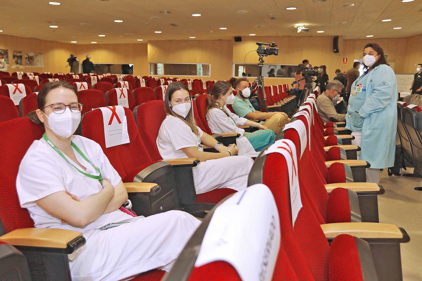 El Día Internacional de la Enfermería se ha celebrado esta mañana un acto con asistencia restringida por la pandemia en el salón de actos del HUCA y en el de Cabueñes.