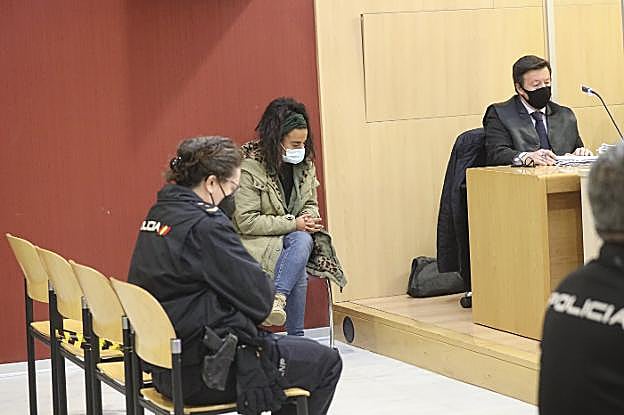 La asesina confesa de su bebé solo rompió a llorar cuando la Policía le mostró fotos del crimen