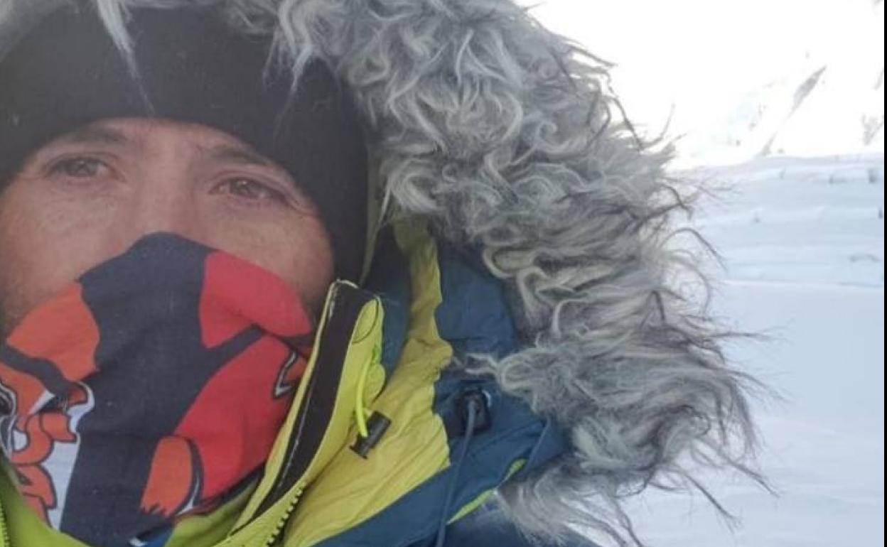 Alex Txikon renuncia al Everest por el avance de la cepa India en Nepal