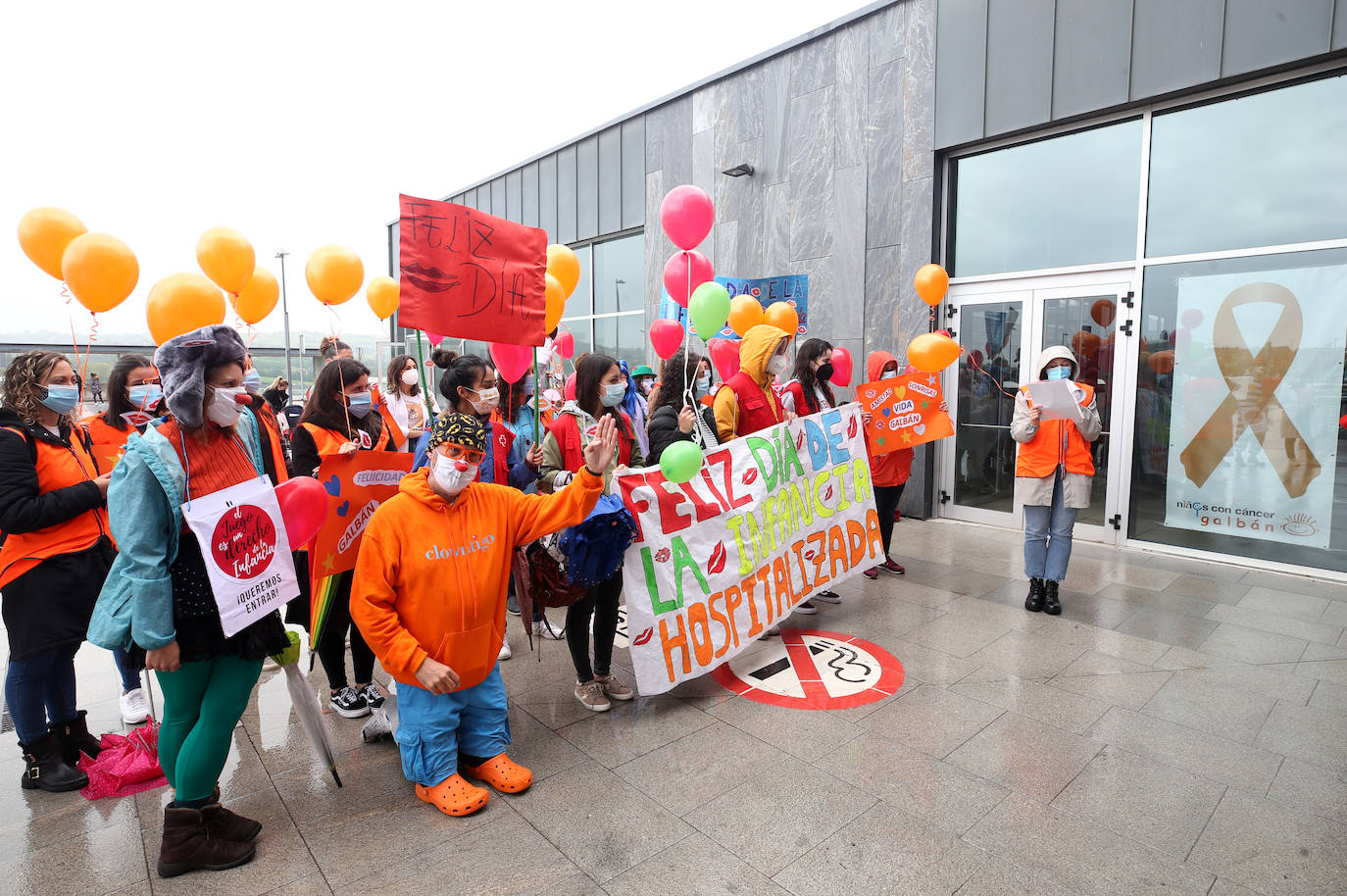 El Hospital Central de Asturias y el de Cabueñes celebraron este jueves 13 de mayo el Día del niño hospitalizado, con la presencia de clowns y la suelta de palomas.