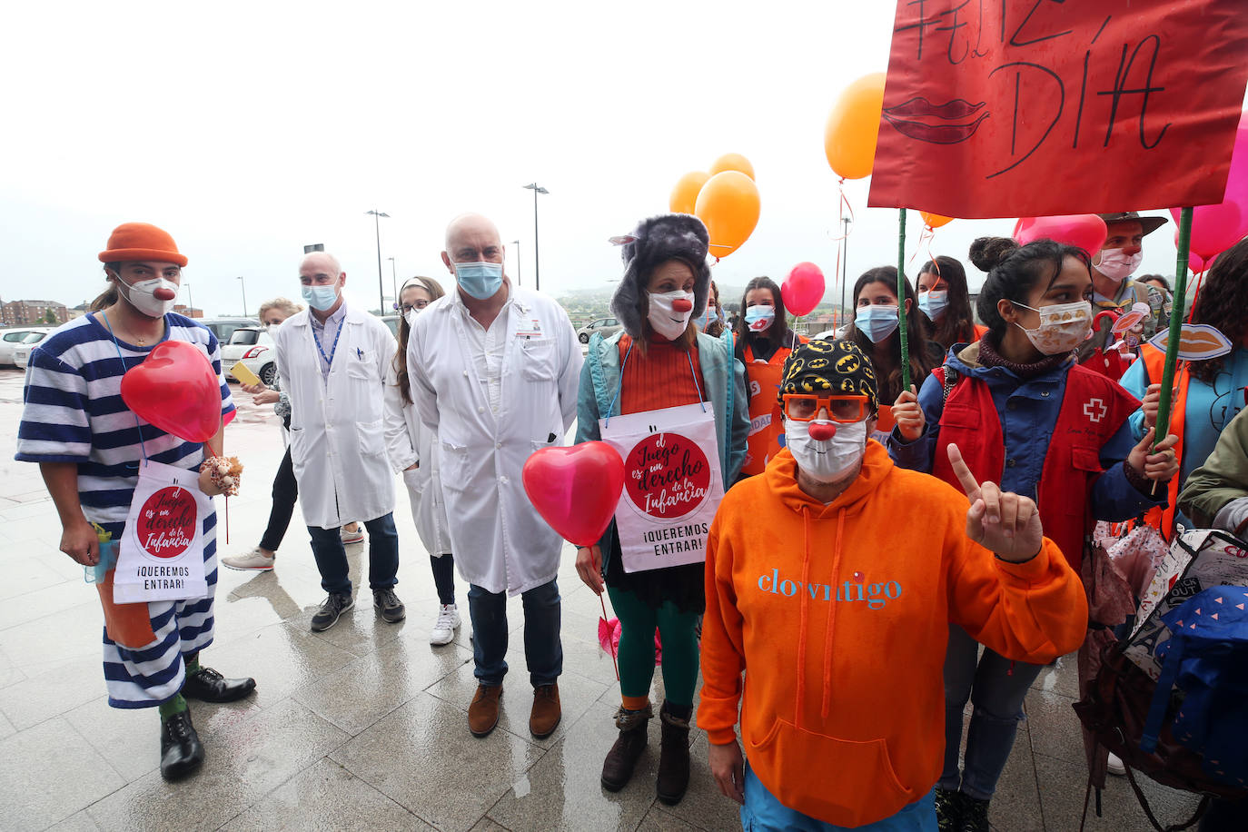 El Hospital Central de Asturias y el de Cabueñes celebraron este jueves 13 de mayo el Día del niño hospitalizado, con la presencia de clowns y la suelta de palomas.