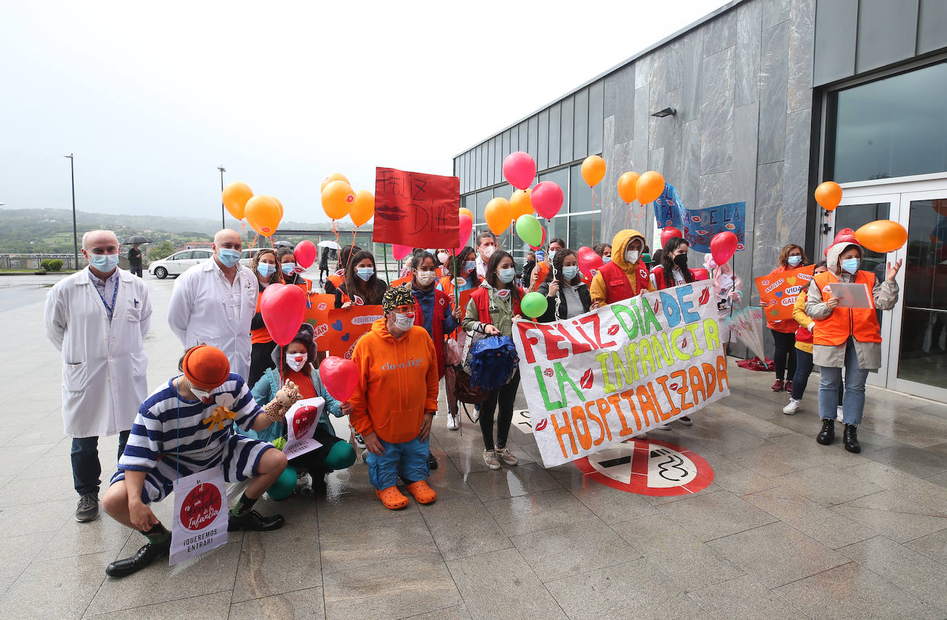El Hospital Central de Asturias y el de Cabueñes celebraron este jueves 13 de mayo el Día del niño hospitalizado, con la presencia de clowns y la suelta de palomas.