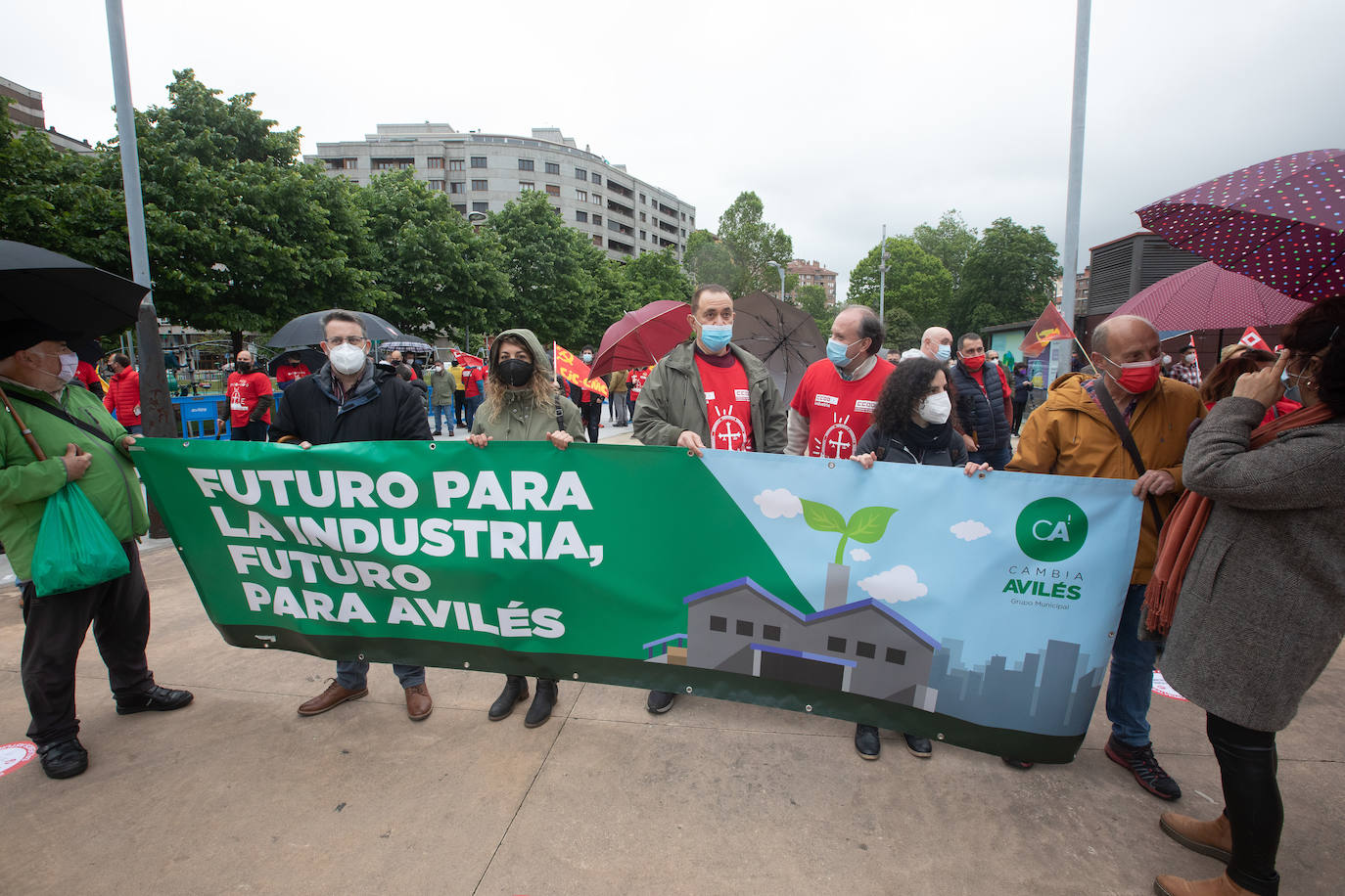 Cerca de mil personas se dieron cita este jueves en la plaza de La Exposición de Avilés. Los sindicatos lanzaron una clara advertencia. Si el Gobierno no escucha sus demandas, las movilizaciones se «endurecerán» y no se descarta «ningún escenario», ni siquiera el de llevarlas fuera de las fronteras asturianas.