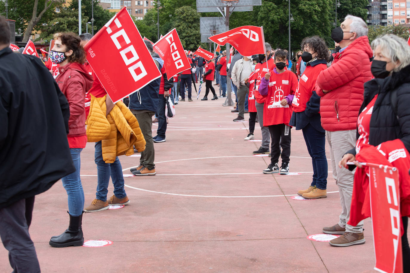 Cerca de mil personas se dieron cita este jueves en la plaza de La Exposición de Avilés. Los sindicatos lanzaron una clara advertencia. Si el Gobierno no escucha sus demandas, las movilizaciones se «endurecerán» y no se descarta «ningún escenario», ni siquiera el de llevarlas fuera de las fronteras asturianas.