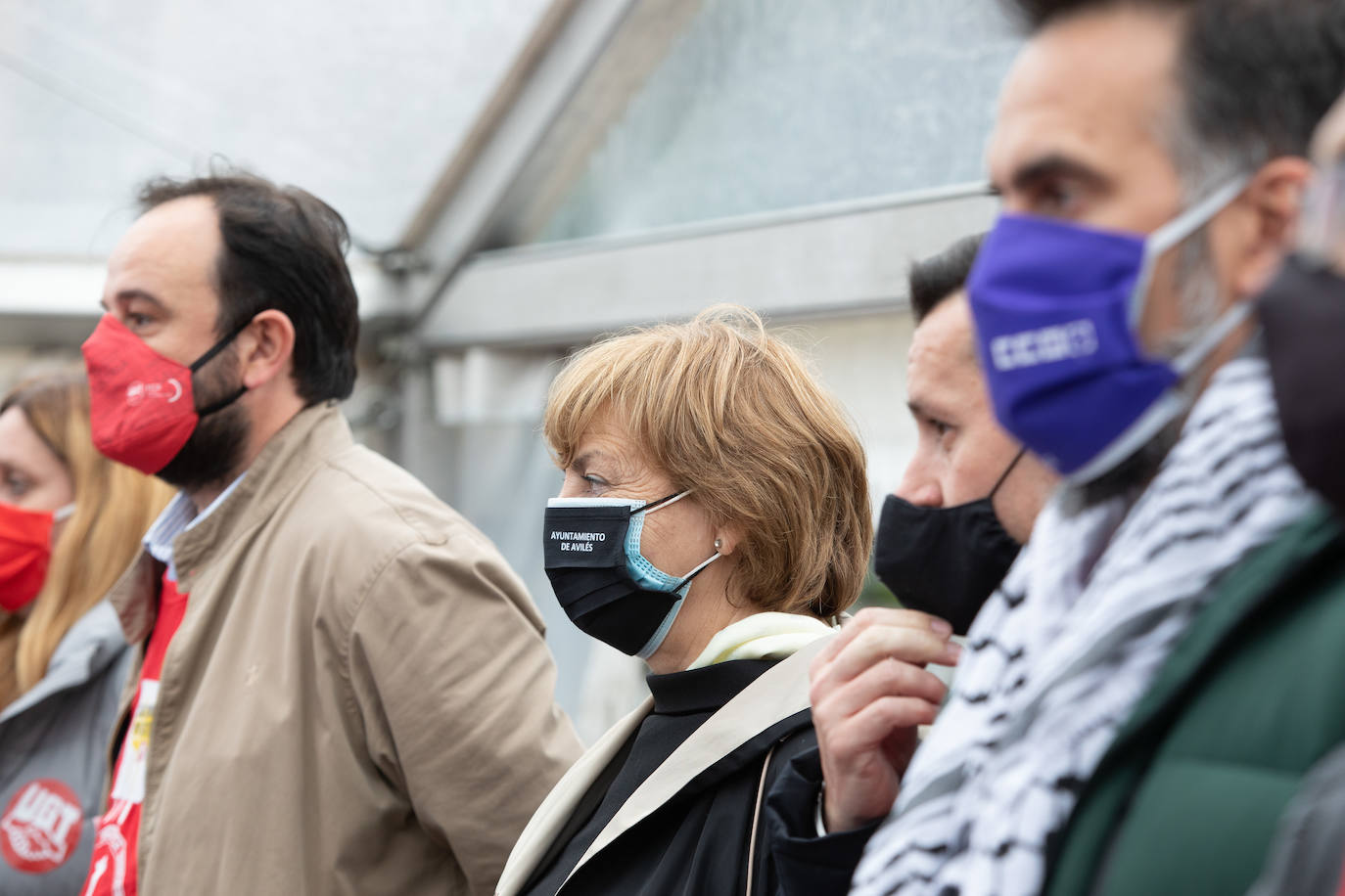 Cerca de mil personas se dieron cita este jueves en la plaza de La Exposición de Avilés. Los sindicatos lanzaron una clara advertencia. Si el Gobierno no escucha sus demandas, las movilizaciones se «endurecerán» y no se descarta «ningún escenario», ni siquiera el de llevarlas fuera de las fronteras asturianas.