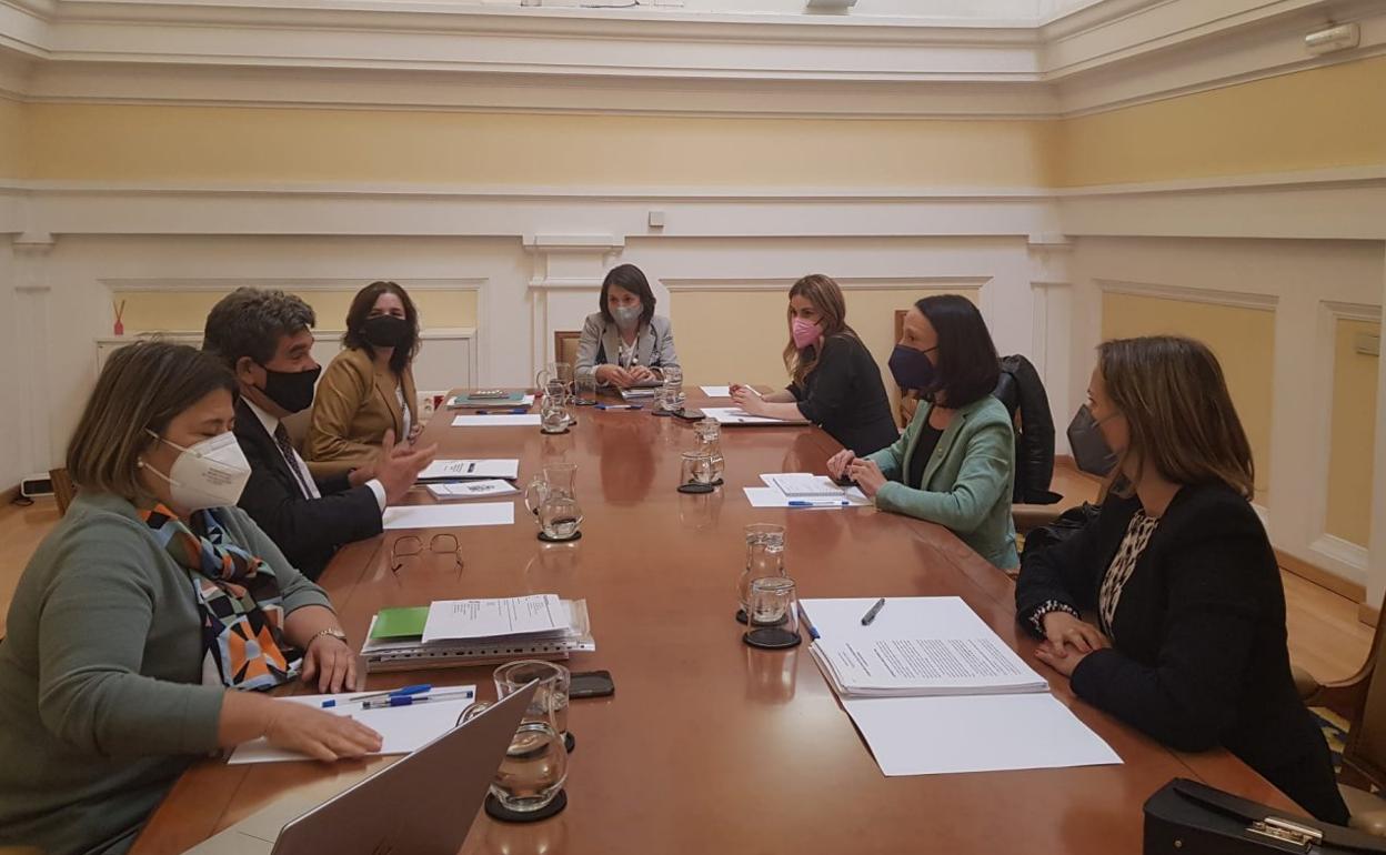 De izquierda a derecha, Carmela Armesto, José Luis Escrivá, Milagros Paniagua, Elena Biurrum, Vanesa González, Melania Álvarez y Paula Álvarez, en la reunión mantenida en la sede del MInisterio de Inclusión, Seguridad Social y Migraciones. 