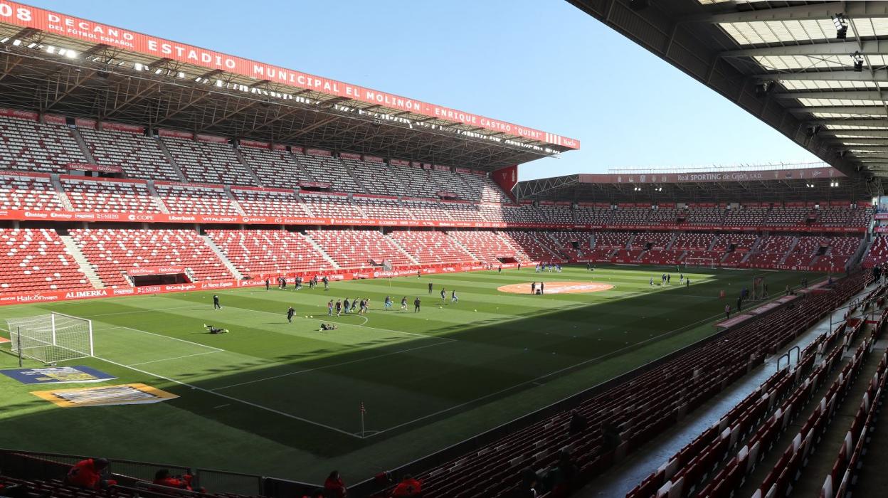 Panorámica de El Molinón, en el calentamiento previo al último derbi, con los jugadores de los dos equipos sobre el césped.