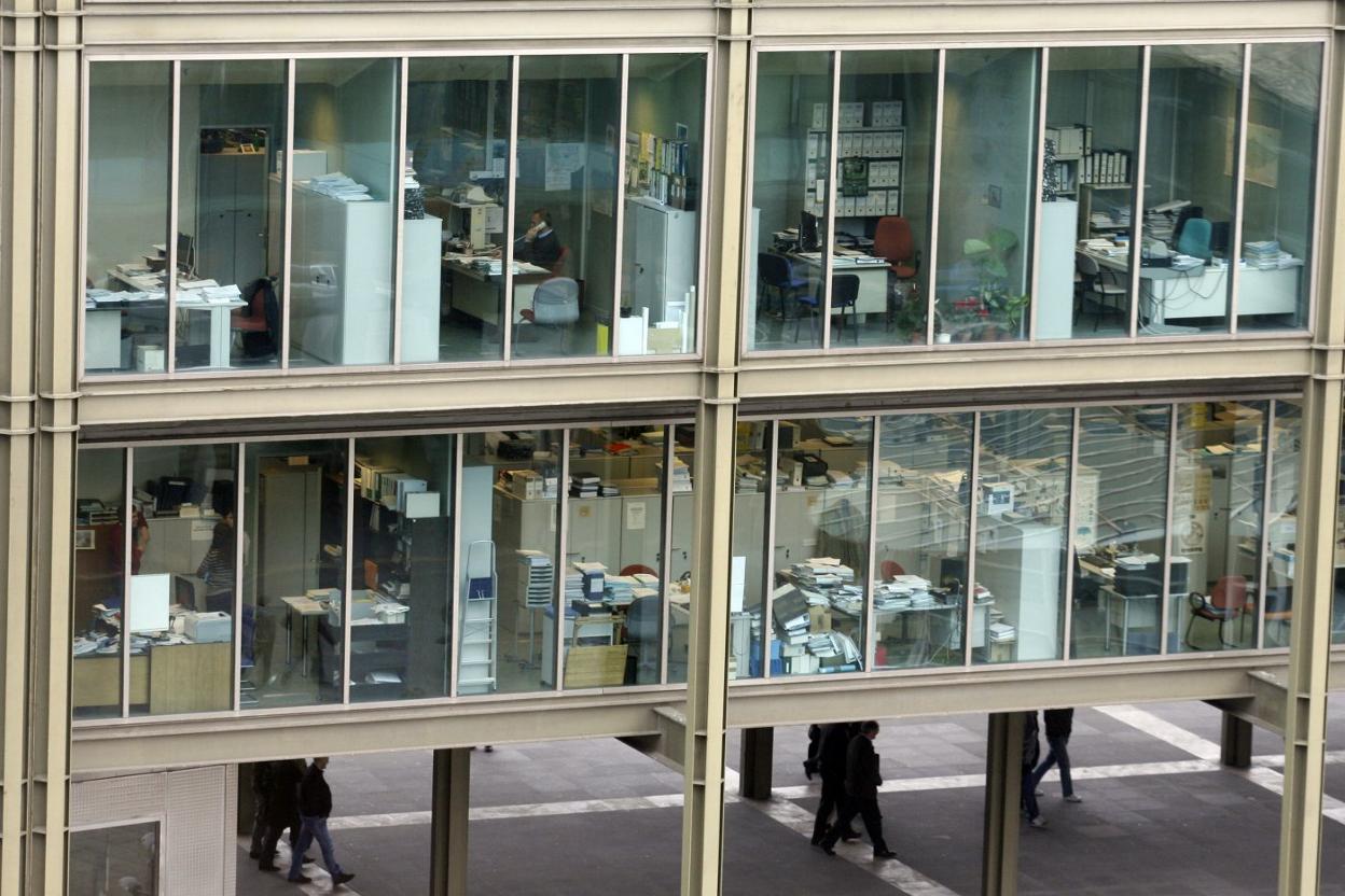 Empleados públicos trabajando en una consejería del Principado. 