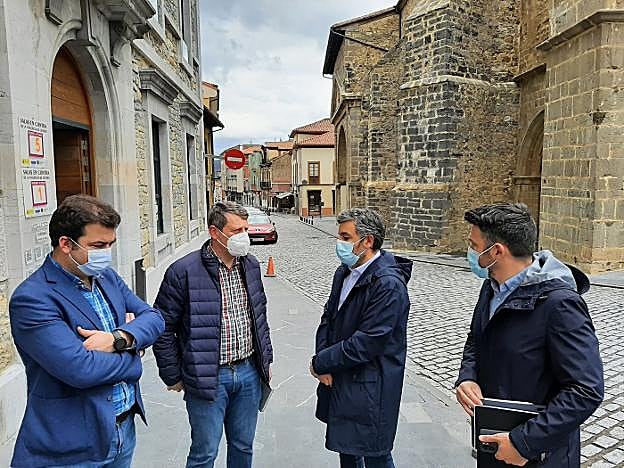 El paso alternativo al argayo de Salas «podría estar en dos meses», afirma Calvo