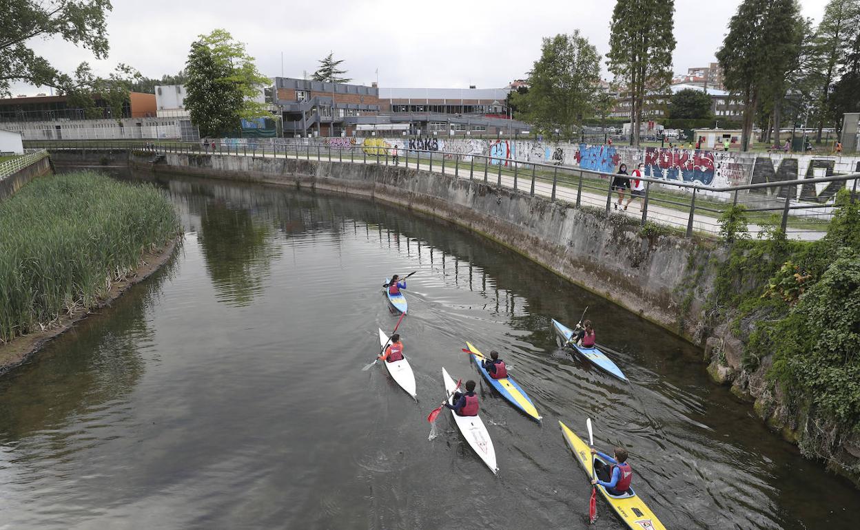Piragüistas disfrutando del anillo navegable del río Piles