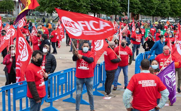 Concentración en dedefensa de la industria asturiana en Avilés.