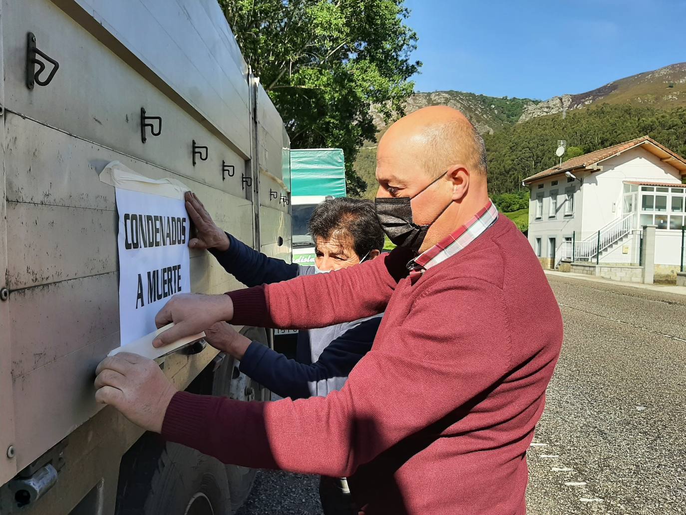 Los ayuntamientos de Salas y Tineo convocaron una concentración ante la sede de la Delegación del Gobierno en Oviedo