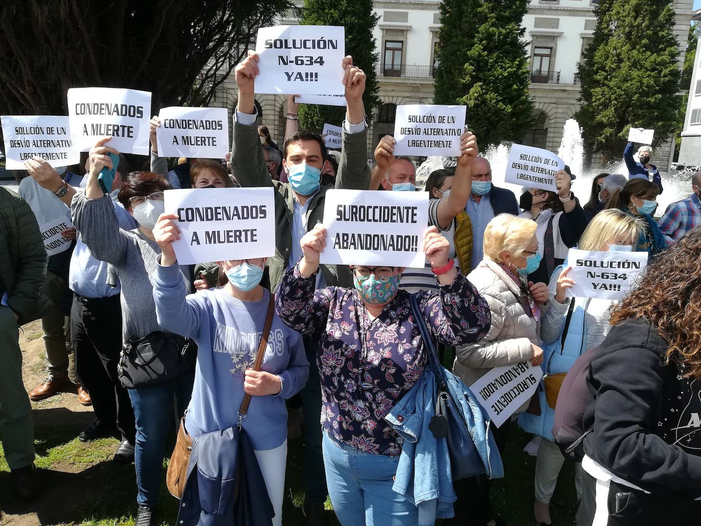 Los ayuntamientos de Salas y Tineo convocaron una concentración ante la sede de la Delegación del Gobierno en Oviedo