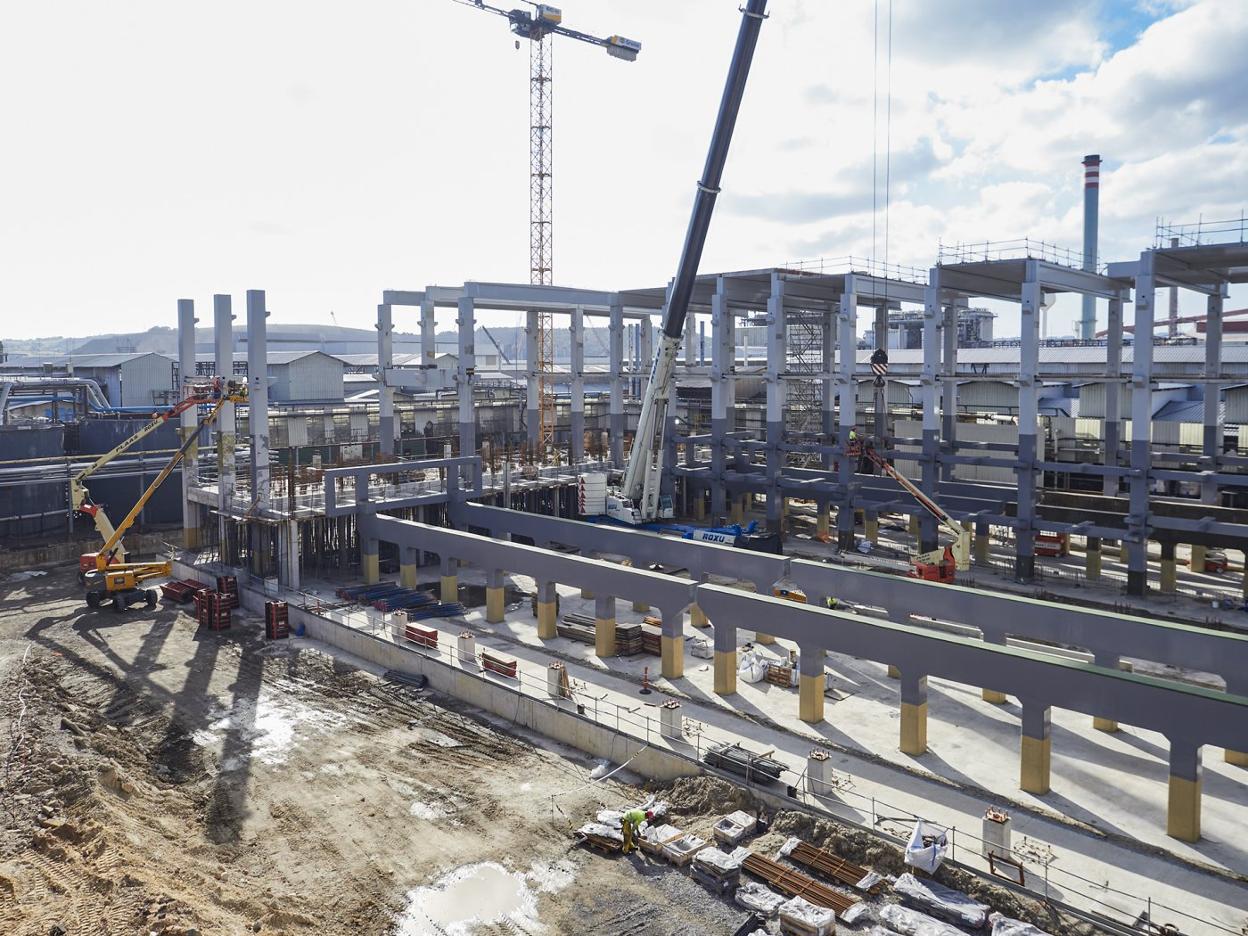 Obras de construcción de la nueva nave de la multinacional del zinc en San Juan de Nieva. 