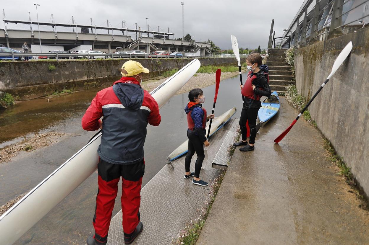Los jóvenes piragüistas del Grupo Covadonga tuvieron ayer una nueva sesión de entrenamiento en el anillo navegable. 