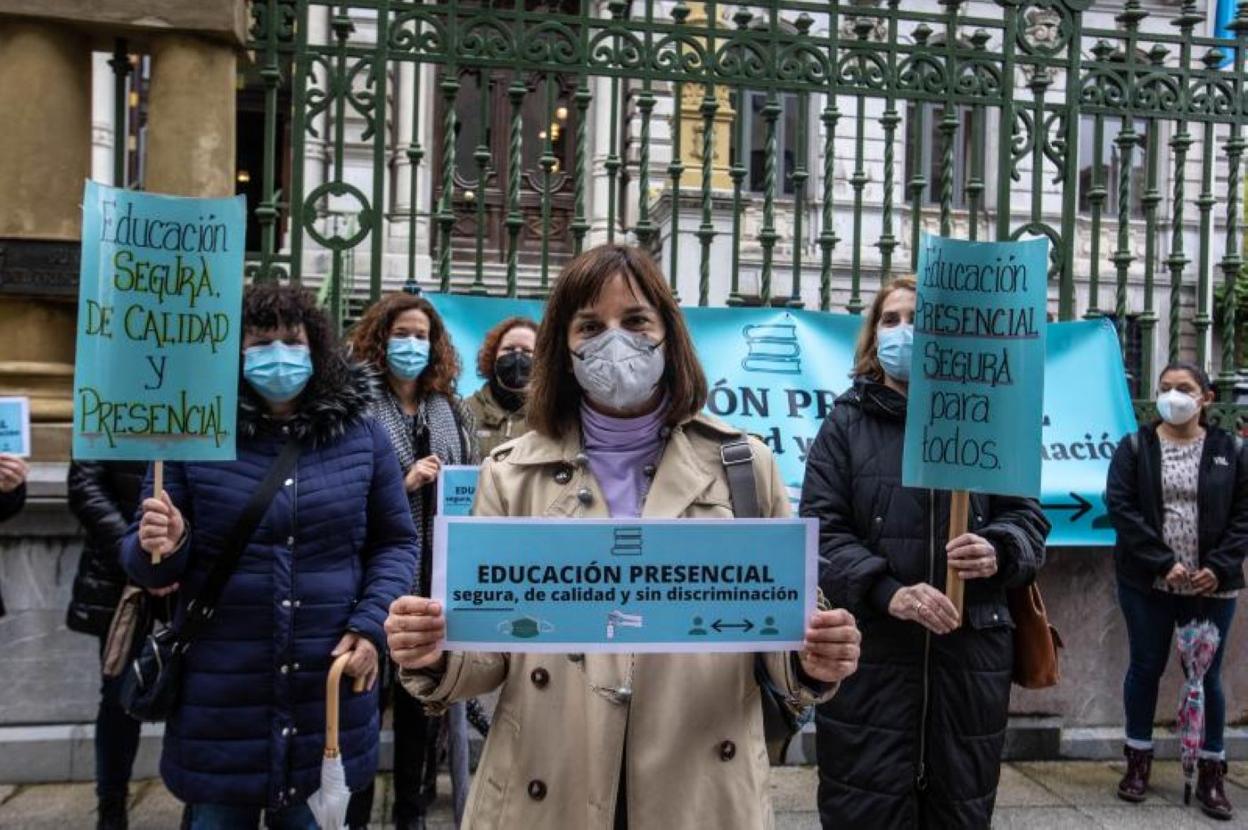 Mabel Gancedo, en primer término, en la concentración de la Plataforma por una Educación Presencial, Segura, de Calidad y sin Discriminación antes de exponer los problemas de la semipresencialidad en la Junta. 